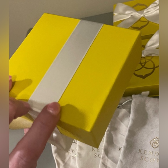 4 Brand New Kendra Scott boxes with ribbons and bags - Picture 4 of 5